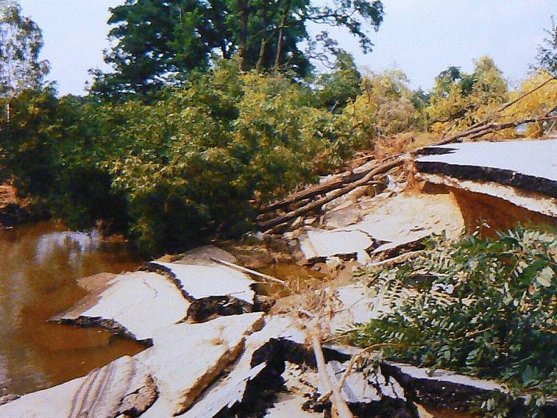 Členové SDH Proseč nad Nisou vyjeli s polní kuchyní po povodních v roce 2002 do zasažených oblastí na Mělnicku.