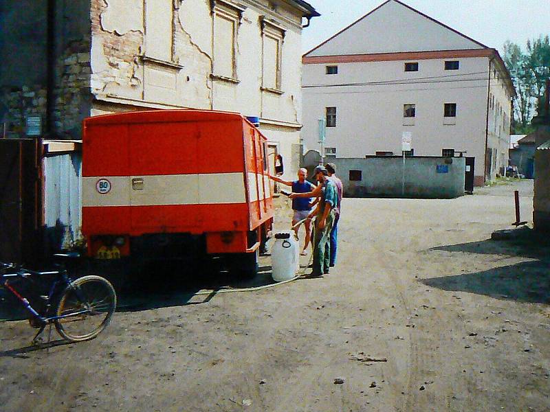 Členové SDH Proseč nad Nisou vyjeli s polní kuchyní po povodních v roce 2002 do zasažených oblastí na Mělnicku.