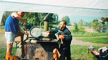 Členové SDH Proseč nad Nisou vyjeli s polní kuchyní po povodních v roce 2002 do zasažených oblastí na Mělnicku.