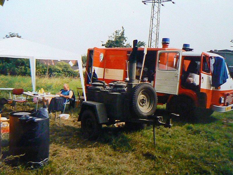 Členové SDH Proseč nad Nisou vyjeli s polní kuchyní po povodních v roce 2002 do zasažených oblastí na Mělnicku.