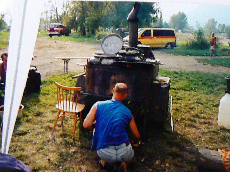 Členové SDH Proseč nad Nisou vyjeli s polní kuchyní po povodních v roce 2002 do zasažených oblastí na Mělnicku.