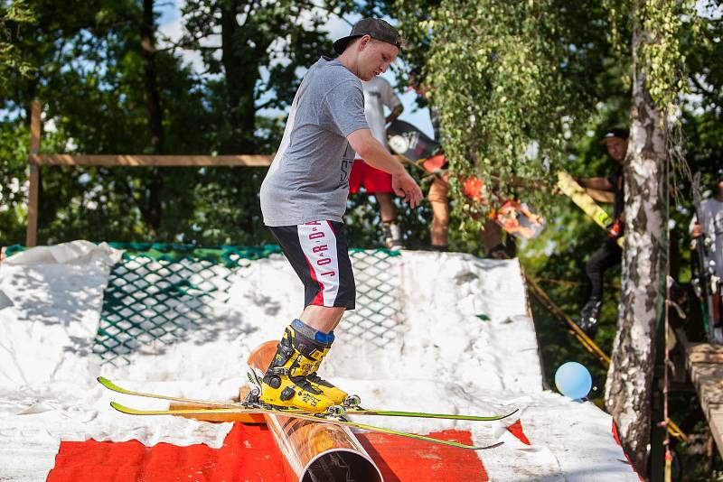 Další ročník oblíbené freestylové akce Jablonec Summer Jib proběhl 20. srpna v areálu Slunečních lázní v Jablonci nad Nisou. Závodníci na lyžích a snowboardu předvedli triky na překážkách na dovezeném sněhu.