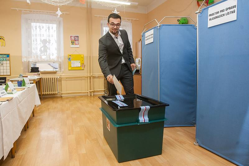 Filip, nejmladší volič na Jablonecku odevzdal 21. října v Jablonci nad Nisou svůj hlas ve volbách do Poslanecké sněmovny Parlamentu České republiky.