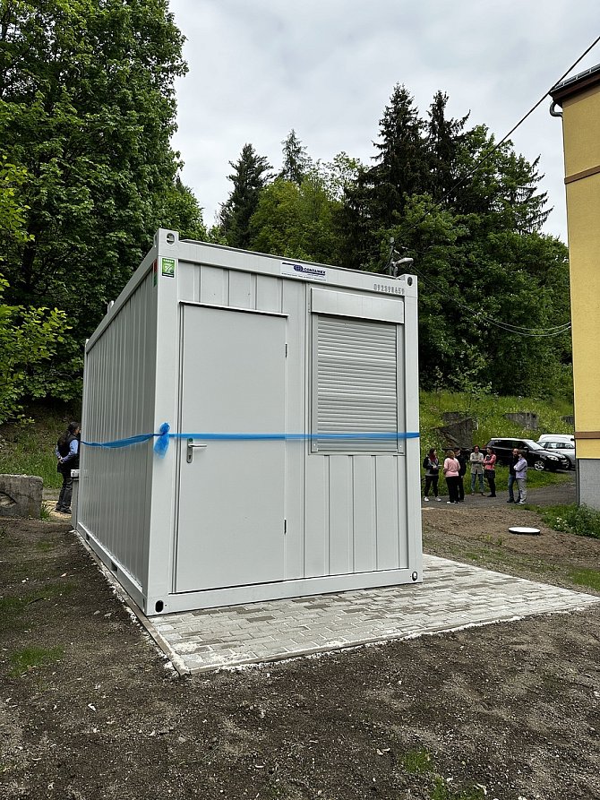 Sprchomat přišel slavnostně předat i primátor Jablonce nad Nisou Miloš Vele.