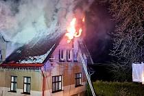 Plné ruce práce měli v sobotu 15. ledna hasiči, kteří po šesté hodině ranní vyrazili k požáru rodinného domu do Líšného na Železnobrodsku.