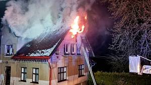 Dům rodiny Klápšťových se ocitl v plamenech brzy ráno v sobotu 15. ledna 2022.