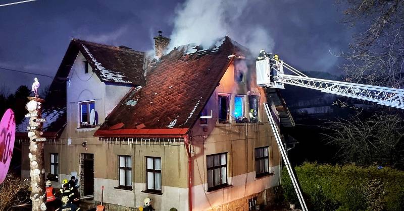 Plné ruce práce měli v sobotu 15. ledna hasiči, kteří po šesté hodině ranní vyrazili k požáru rodinného domu do Líšného na Železnobrodsku.