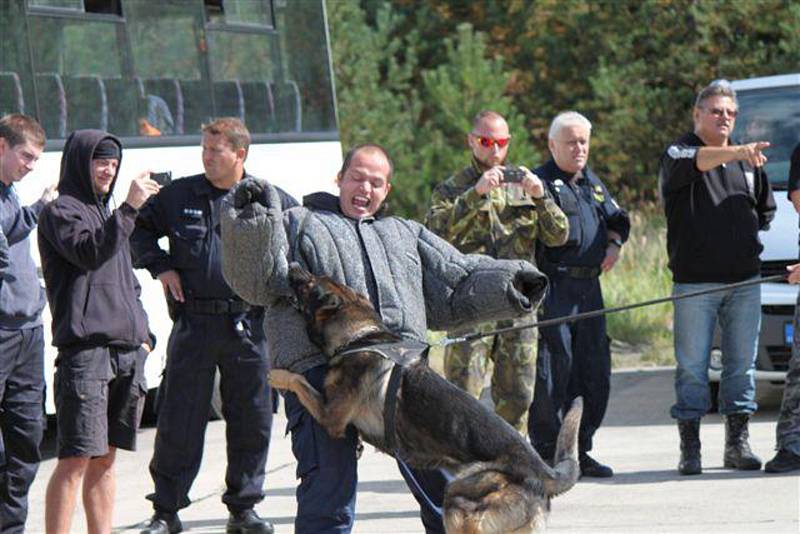 Psovod Michael Linke se svým psem Grimmem.