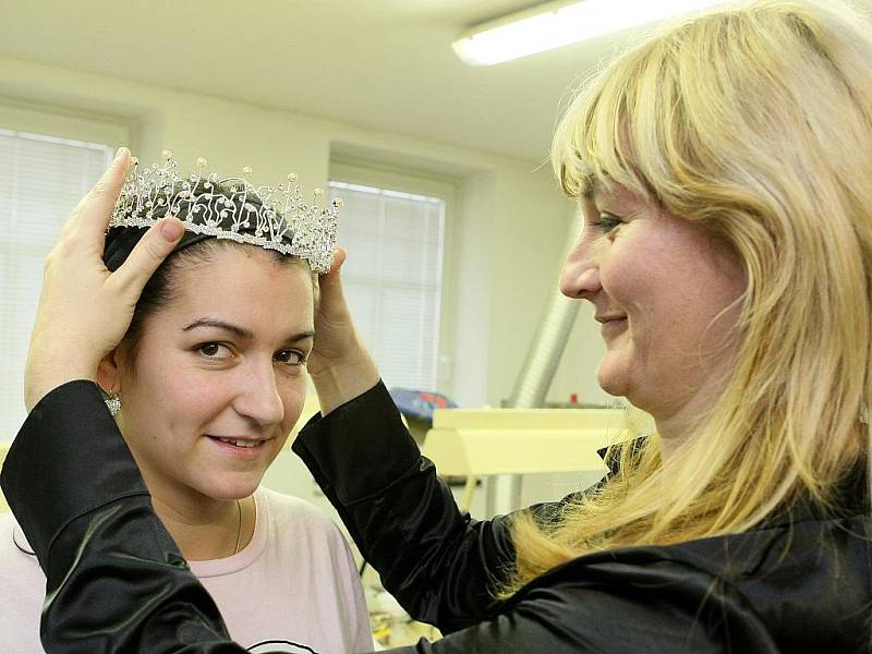 KORUNA PRO MISS JUNIOR USA na okamžik ozdobila hlavu pasířky Jitky Kratochvílové z jablonecké rodinné firmy Šenýr. Olga Kopalová (vpravo) připravovanou korunu pro Českou miss ukázat nesmí, ale podle koruny, která putovala do Ameriky, určitě půjde o skvost