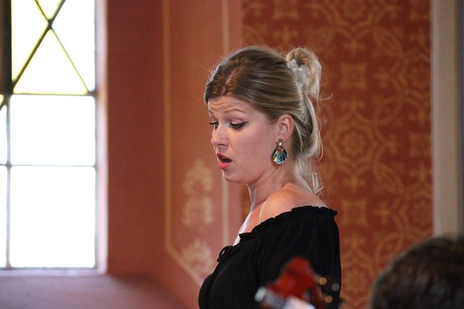 Zpěvačka Karolína Cingrošová, která vystoupí na prvním veřejném koncertě v jabloneckém Muzeu skla a bižuterie.