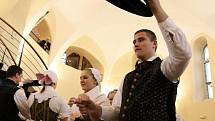 TRADIČNÍ VÝSTAVU BETLÉMŮ v kostele Svaté Anny v Jablonci nad Nisou otevřeli svým vystoupením jablonečtí Vrabčáci a folklórní soubor Hořeňák Lázně Bělohrad. 