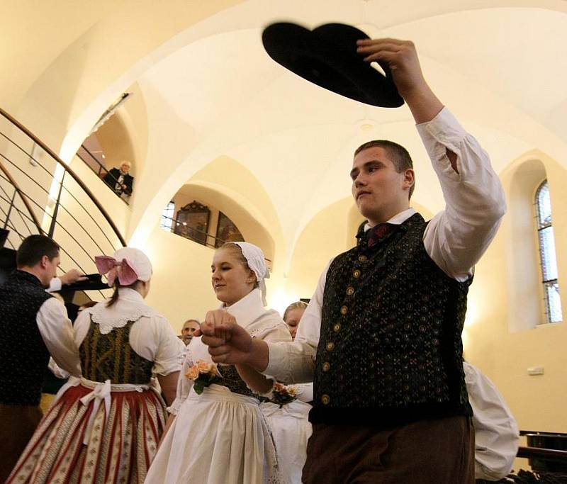 TRADIČNÍ VÝSTAVU BETLÉMŮ v kostele Svaté Anny v Jablonci nad Nisou otevřeli svým vystoupením jablonečtí Vrabčáci a folklórní soubor Hořeňák Lázně Bělohrad. 