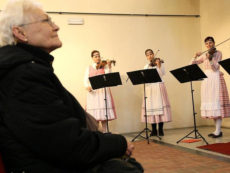 TRADIČNÍ VÝSTAVU BETLÉMŮ v kostele Svaté Anny v Jablonci nad Nisou otevřeli svým vystoupením jablonečtí Vrabčáci a folklórní soubor Hořeňák Lázně Bělohrad. 