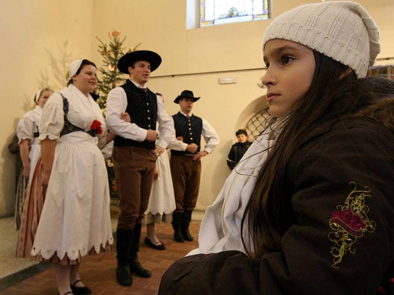 TRADIČNÍ VÝSTAVU BETLÉMŮ v kostele Svaté Anny v Jablonci nad Nisou otevřeli svým vystoupením jablonečtí Vrabčáci a folklórní soubor Hořeňák Lázně Bělohrad. 