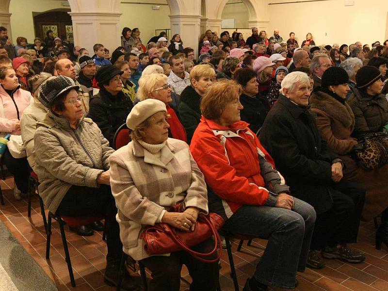 TRADIČNÍ VÝSTAVU BETLÉMŮ v kostele Svaté Anny v Jablonci nad Nisou otevřeli svým vystoupením jablonečtí Vrabčáci a folklórní soubor Hořeňák Lázně Bělohrad. 