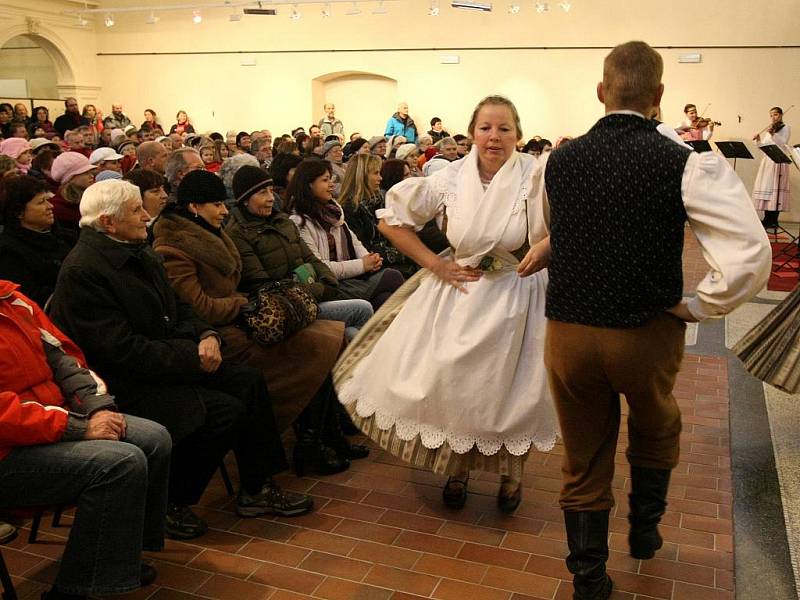 TRADIČNÍ VÝSTAVU BETLÉMŮ v kostele Svaté Anny v Jablonci nad Nisou otevřeli svým vystoupením jablonečtí Vrabčáci a folklórní soubor Hořeňák Lázně Bělohrad. 