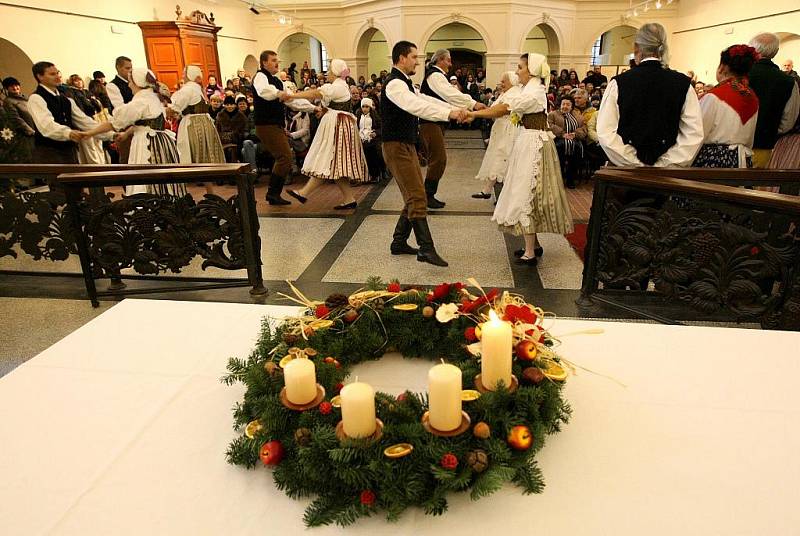 TRADIČNÍ VÝSTAVU BETLÉMŮ v kostele Svaté Anny v Jablonci nad Nisou otevřeli svým vystoupením jablonečtí Vrabčáci a folklórní soubor Hořeňák Lázně Bělohrad. 