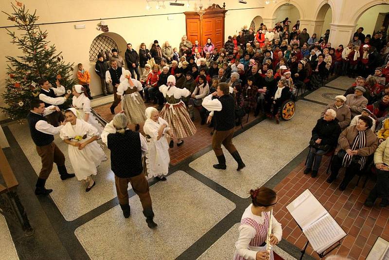 TRADIČNÍ VÝSTAVU BETLÉMŮ v kostele Svaté Anny v Jablonci nad Nisou otevřeli svým vystoupením jablonečtí Vrabčáci a folklórní soubor Hořeňák Lázně Bělohrad. 