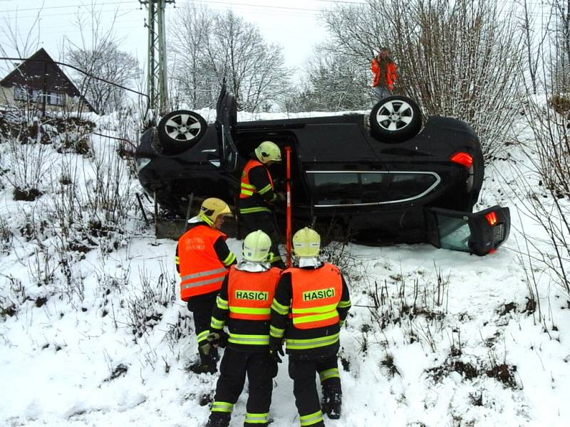 K dopravní nehodě do Zlaté Olešnice museli hasiči povolat jeřáb, aby vůz dostali zpět na silnici.