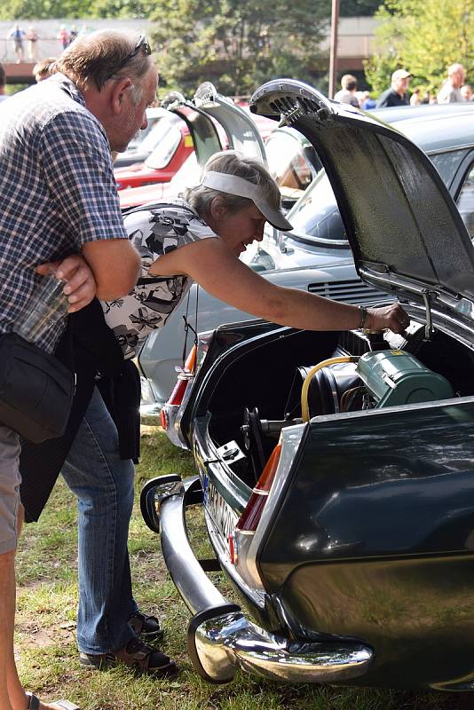 Den s Embéčkem přitáhl na Malou Skálu autoveterány.