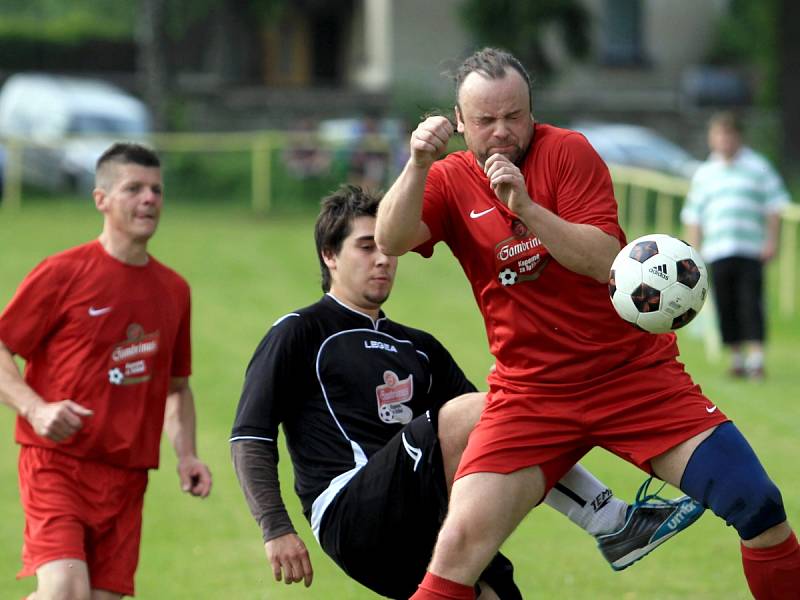 Nová Ves se rozloučila se soutěží vítězstvím nad Rádlem (v černém) 2:1.