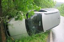 Řidič havaroval mezi Frýdštejnem a Malou Skálou. Za nehodu mohl mikrospánek.