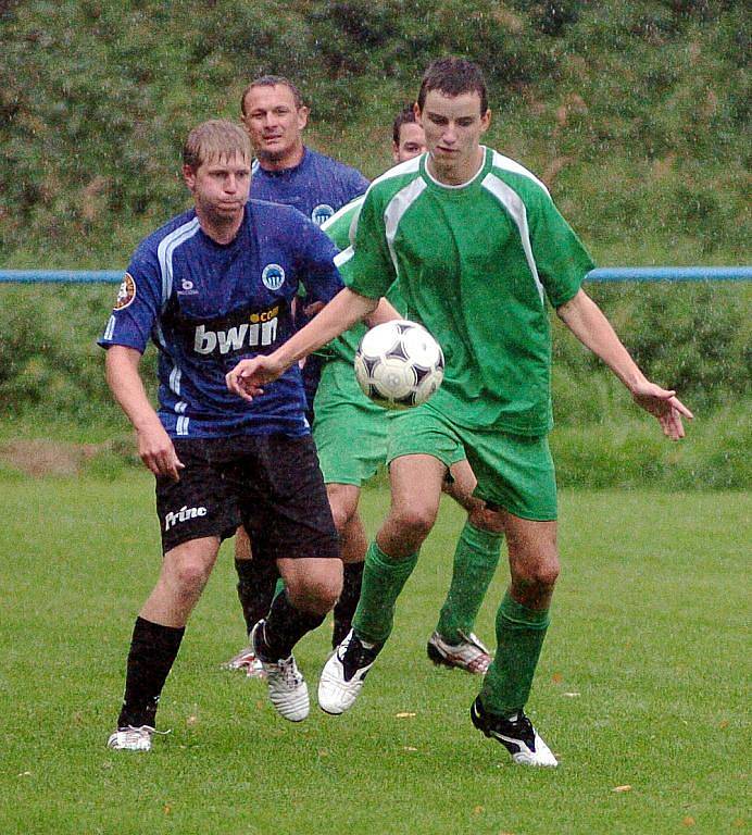 Derby I. B třídy mezi Držkovem (v zeleném) a Zásadou skončilo vítězstvím hostů 2:3.