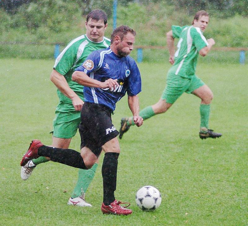 Derby I. B třídy mezi Držkovem (v zeleném) a Zásadou skončilo vítězstvím hostů 2:3.