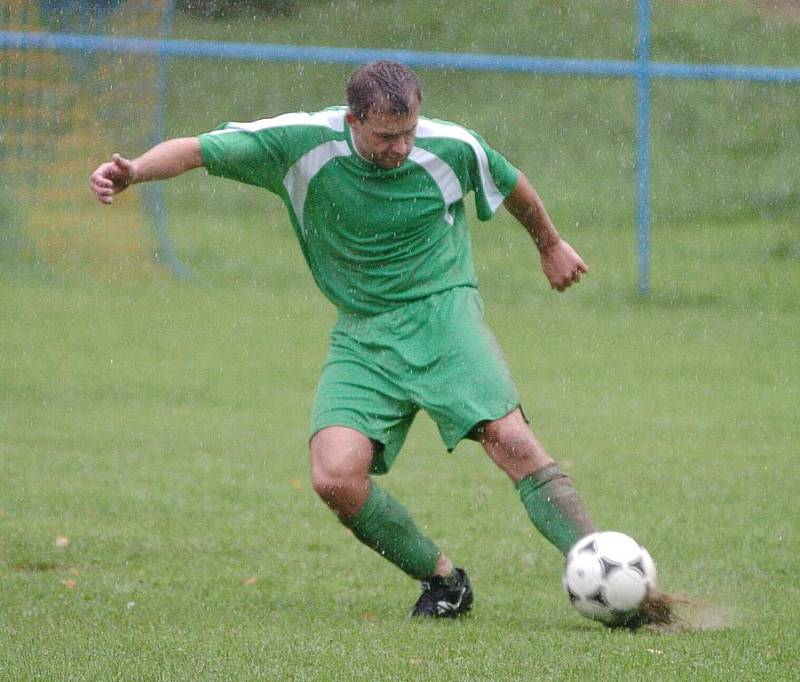 Derby I. B třídy mezi Držkovem (v zeleném) a Zásadou skončilo vítězstvím hostů 2:3.