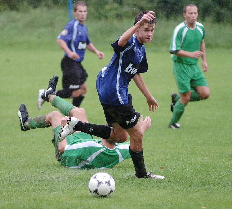 Derby I. B třídy mezi Držkovem (v zeleném) a Zásadou skončilo vítězstvím hostů 2:3.