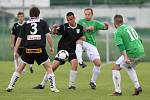 Fotbalisté Hodkovic (V černém) dokonale zaskočili Držkov a vyhráli 1:0.