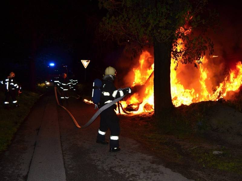 Vůz v Lučanech pohltily plameny