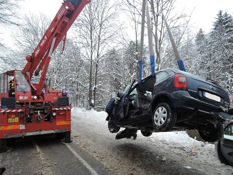 V pondělí 9. ledna v 5:41 hodin byla hasičům ohlášená dopravní nehoda v části obce Bořkov na Semilsku, kde se střetl autobus s osobním automobilem. V osobním automobilu byla zaklíněná vážně zraněná řidička, hasiči použili hydraulické nástroje.