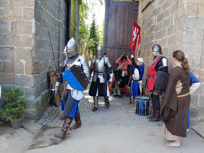 Turistické památky v Libereckém kraji nabízejí pestrý přehled akcí na prázdninové měsíce. Na Valdštejně se pravidelně konají prohlídky s loupeživým rytířem či audientu u Valdštejna. Výjimkou tu nejsou ani středověké víkendy se souboji a kuchyní z těchto č