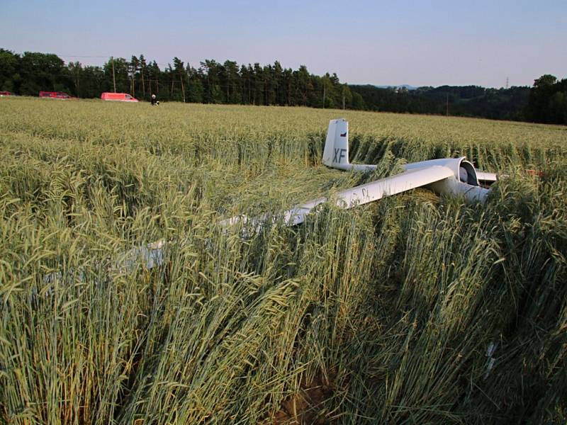 Pád větroně v části obce Vrchovina nedaleko letiště Hodkovice nad Mohelkou. Na místo bylo vysláno pět jednotek hasičů.