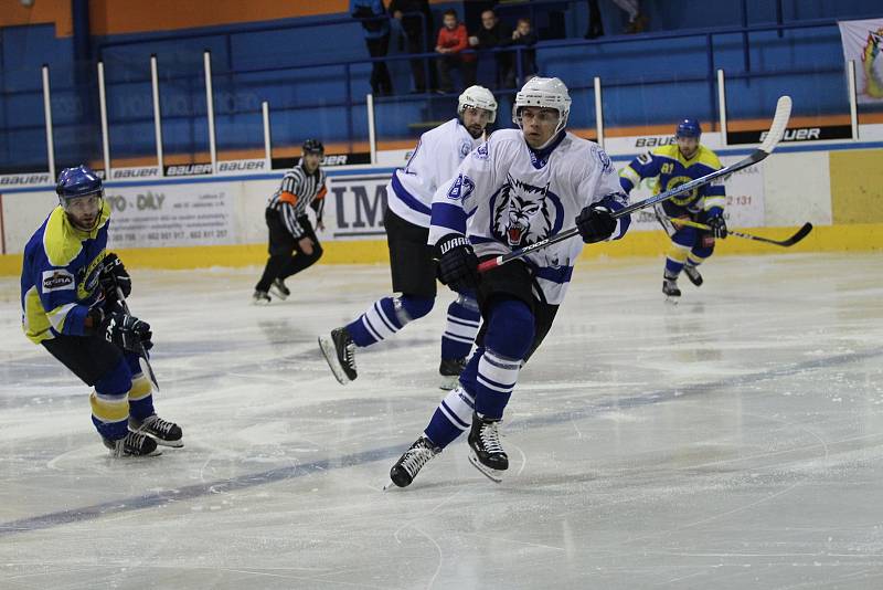 II. liga: HC Vlci Jablonec - Kobra Praha 5:1. Vlci - bílé dresy.