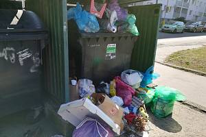 Odpadky v Pobřežní ulici na jabloneckém sídlišti Mšeno.