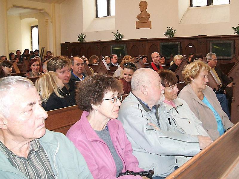 Působivou vernisáží a za hojné účasti veřejnosti začala 1. září výstava Horské lesy v kostele Dr. Farského v Jablonci.