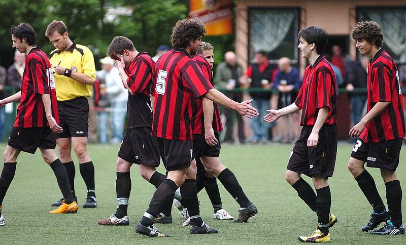 Derby krajského přeboru mezi Desnou a Železným Brodem (v zeleném) skončilo remízou 4:4.