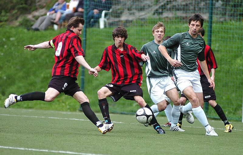 Derby krajského přeboru mezi Desnou a Železným Brodem (v zeleném) skončilo remízou 4:4.