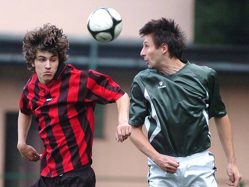 Derby krajského přeboru mezi Desnou a Železným Brodem (v zeleném) skončilo remízou 4:4.