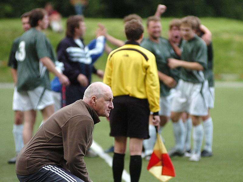 Derby krajského přeboru mezi Desnou a Železným Brodem (v zeleném) skončilo remízou 4:4.