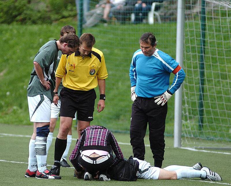 Derby krajského přeboru mezi Desnou a Železným Brodem (v zeleném) skončilo remízou 4:4.