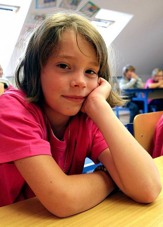 V obci Koberovy mají kolem třiceti žáků na základní škole. Přesto je to pozoruhodná škola, kde děti dostaly jednotné oblečení, také velmi pěkné prostředí by bylo možné hledat spíše na nějaké dobře situované soukromé škole.