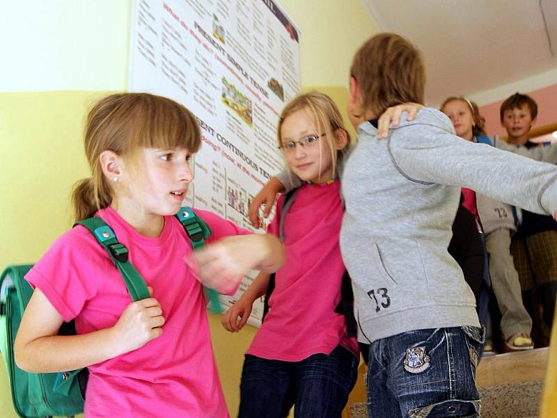 V obci Koberovy mají kolem třiceti žáků na základní škole. Přesto je to pozoruhodná škola, kde děti dostaly jednotné oblečení, také velmi pěkné prostředí by bylo možné hledat spíše na nějaké dobře situované soukromé škole.