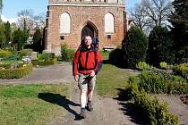 Marek Řeháček před kostelem na Rujáně.