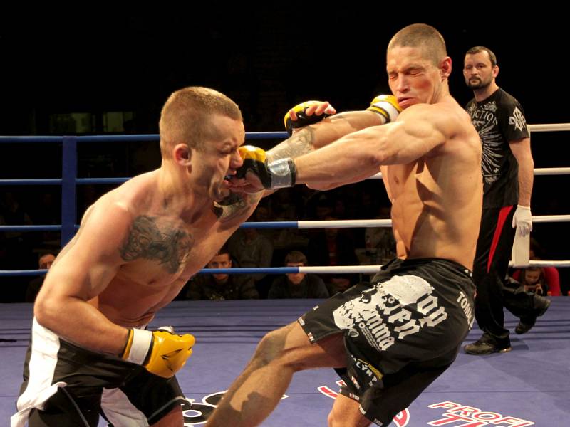 Night of Warriors III. Na snímku Tomáš Penz z BFC Liberec (vpravo), který drtivě porazil v zápase MMA do 84 kilogramů Tomáše Kuželu z Karlových Varů.