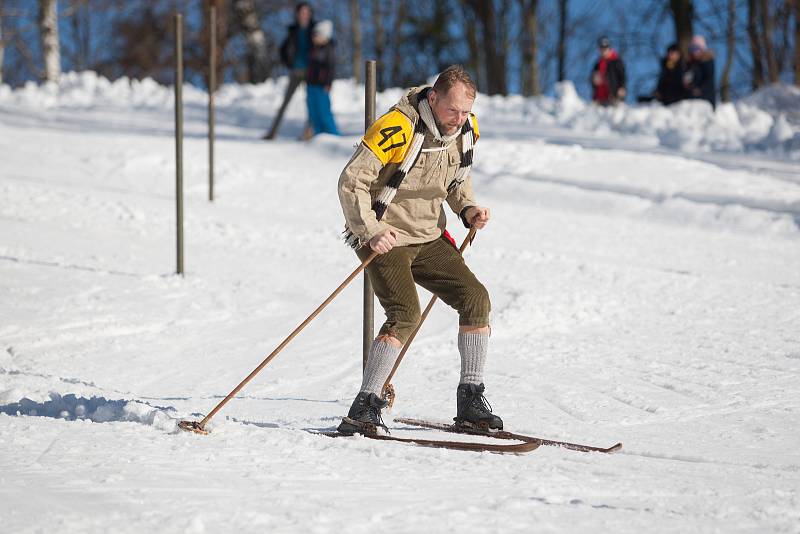 Recesisté na lyžích závodili ve Smržovce v dobových kostýmech. Závodilo se ve třech disciplínách. Slalom, sjezd s nejdelším dojezdem do protisvahu, a ve skoku, který byl většinou spojený s krkolomným pádem.