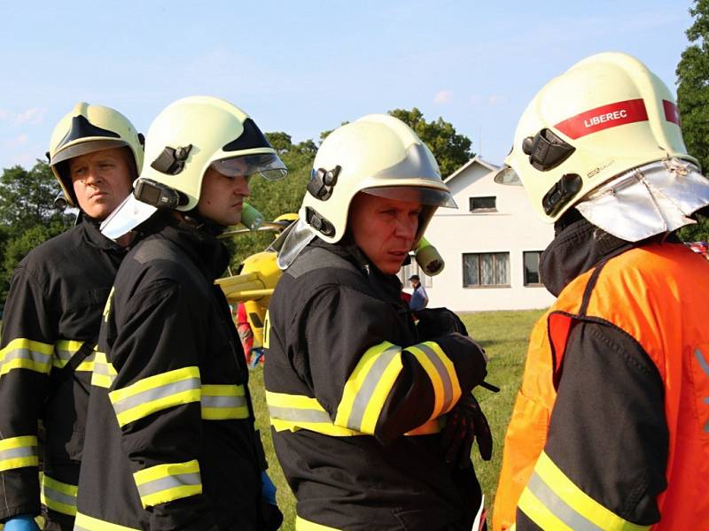 Pád větroně v části obce Vrchovina nedaleko letiště Hodkovice nad Mohelkou. Na místo bylo vysláno pět jednotek hasičů.