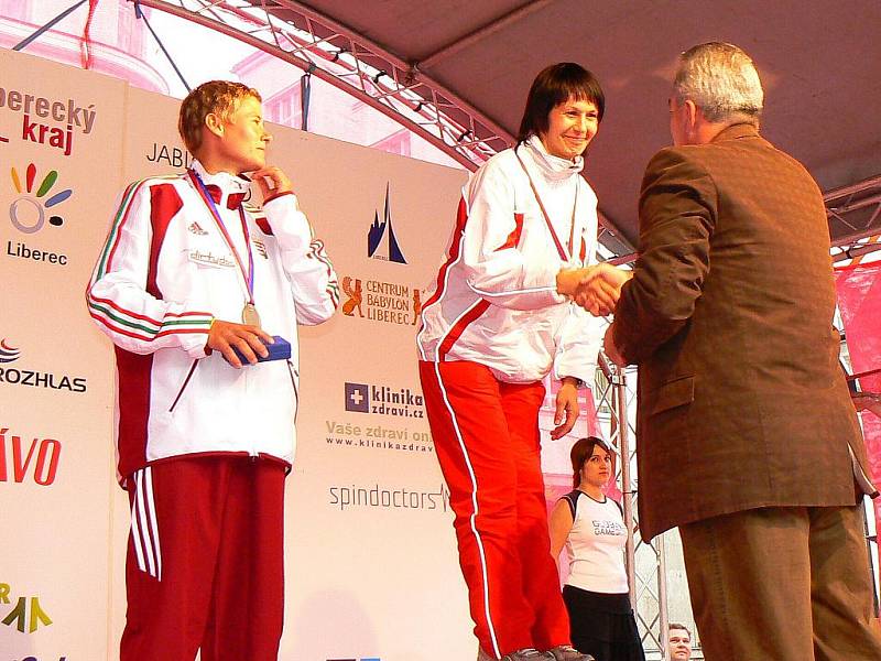 Vítězové deseti finálových atletických disciplín ze čtvrtka 9. července. Medaile před jabloneckou radnicí  předávala prezidentka Global Games 2009 Alena Erlebachová a starosta Jablonce Petr Tulpa.